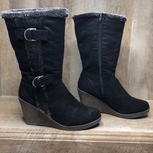 Wedged black winter boot